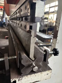 Used CNC Hydraulic Press Brake SHENCHONG 200T3200 for Sale3